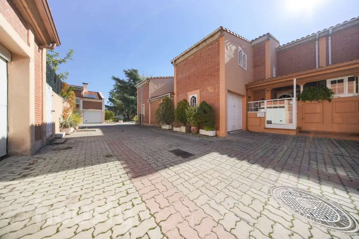 Vista exterior de Dúplex en venda en Moncloa - Aravaca