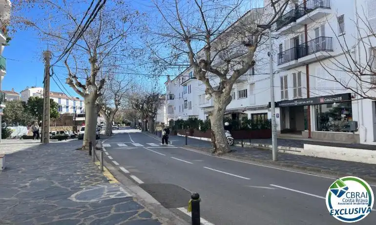 Vista exterior de Pis en venda en Cadaqués amb Moblat, Forn i Microones