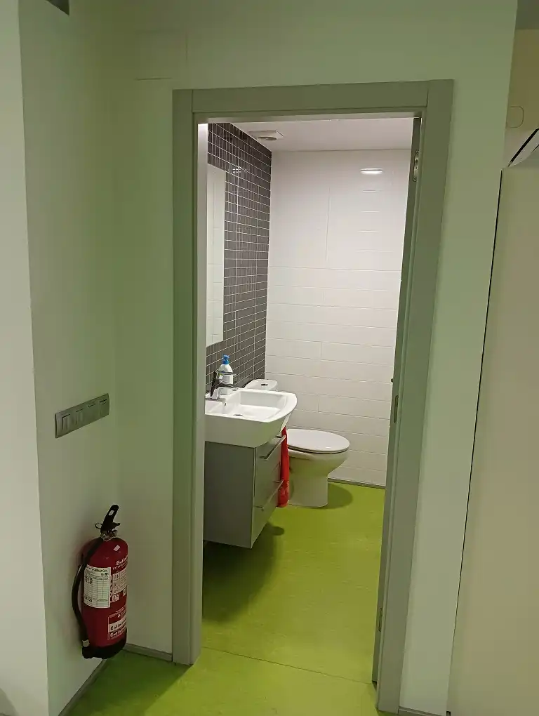 Bany de Local en venda en  Pamplona / Iruña amb Aire condicionat, Moblat i Internet