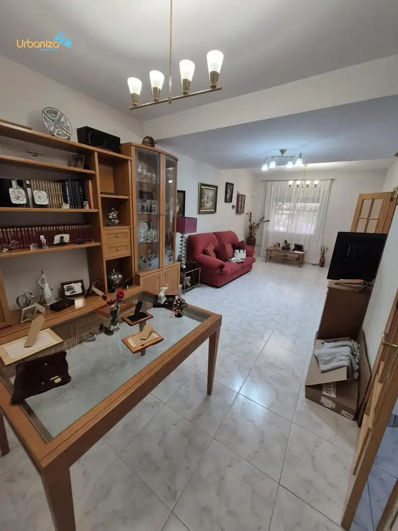 Sala de estar de Casa adosada en venta en Badajoz con Calefacción, Terraza y Trastero