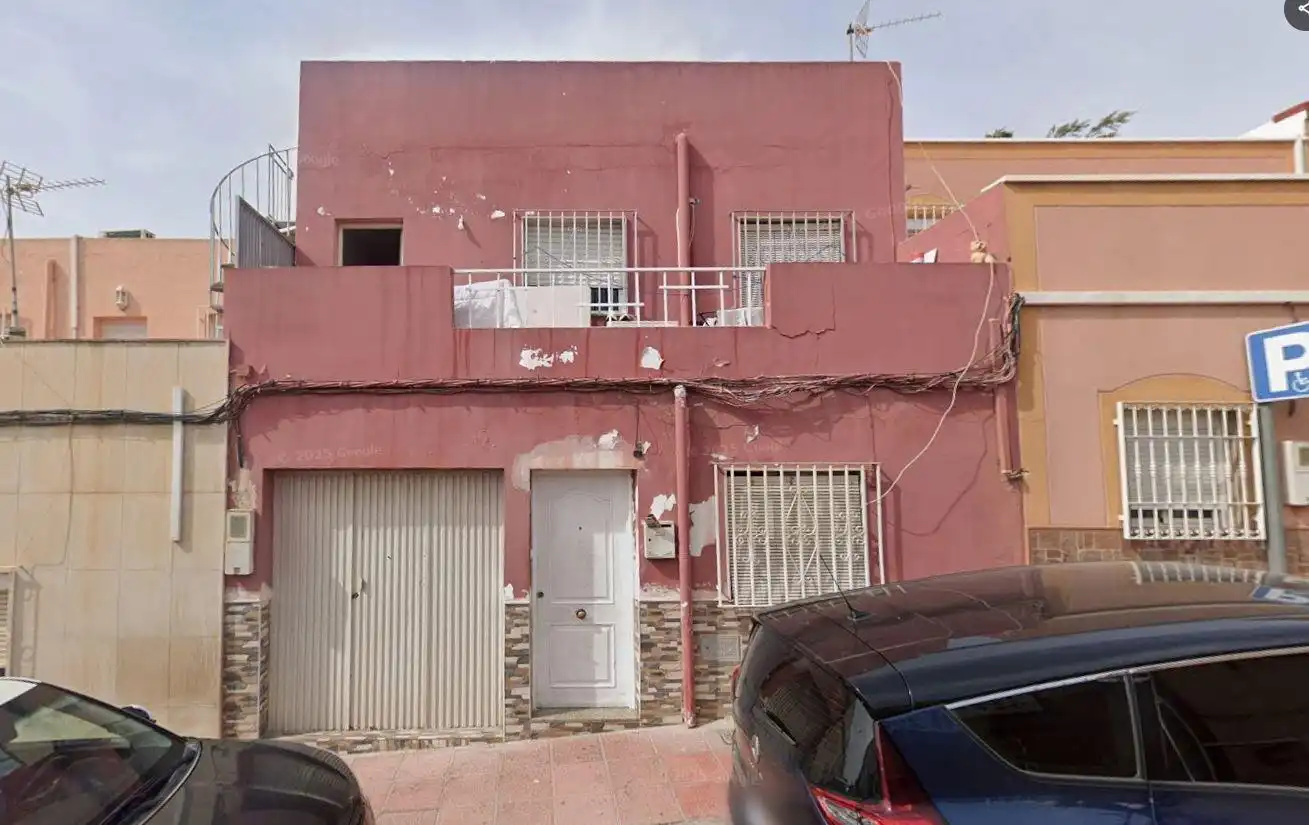 Außenansicht von Einfamilien-Reihenhaus zum Verkauf in Almería