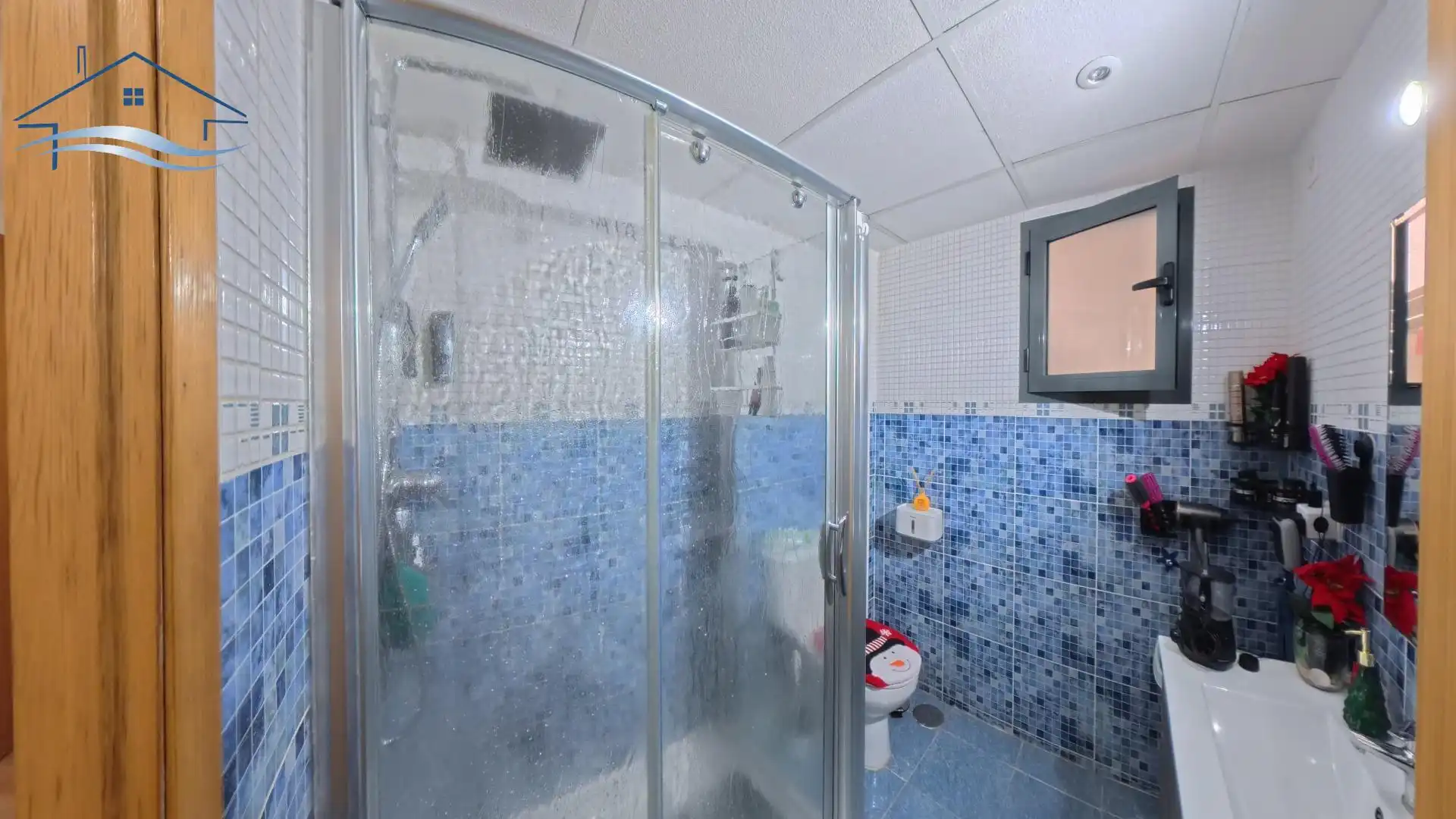 Badezimmer von Wohnung zum Verkauf in Alicante / Alacant mit Klimaanlage, Abstellraum und Ofen