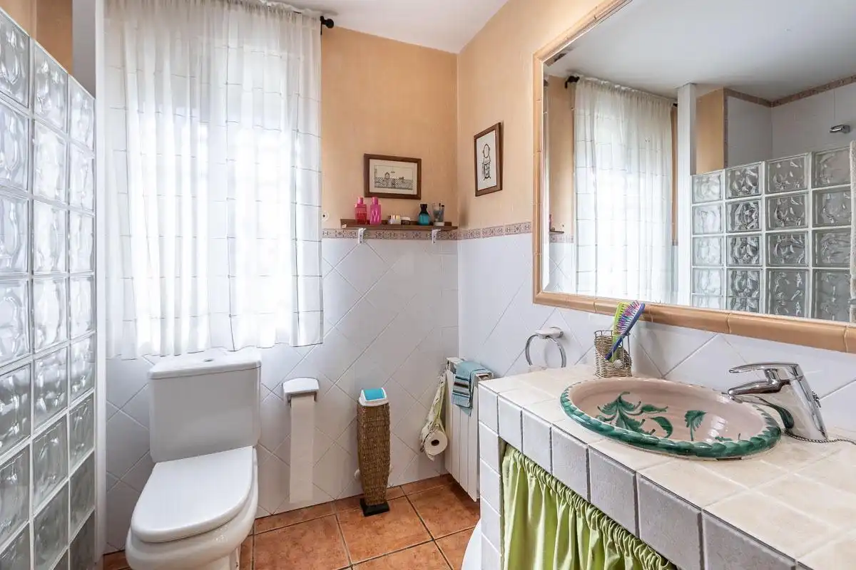Bany de Casa o xalet en venda en Las Gabias amb Calefacció, Jardí privat i Terrassa