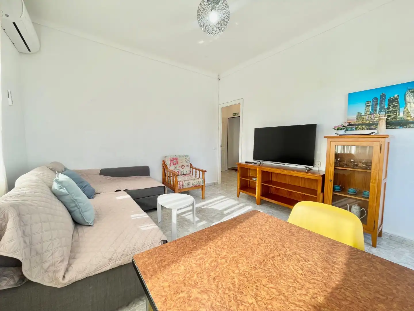 Sala de estar de Apartamento de alquiler en Torrevieja con Aire acondicionado, Calefacción y Terraza