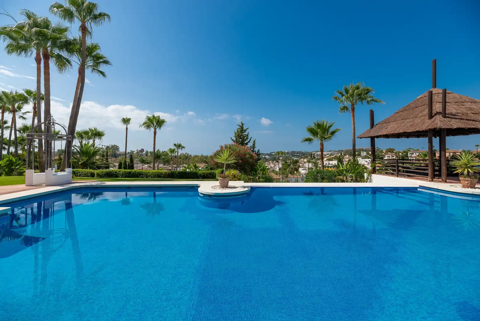 Apartment with pool for sale in Nueva Andalucía, imagen 4