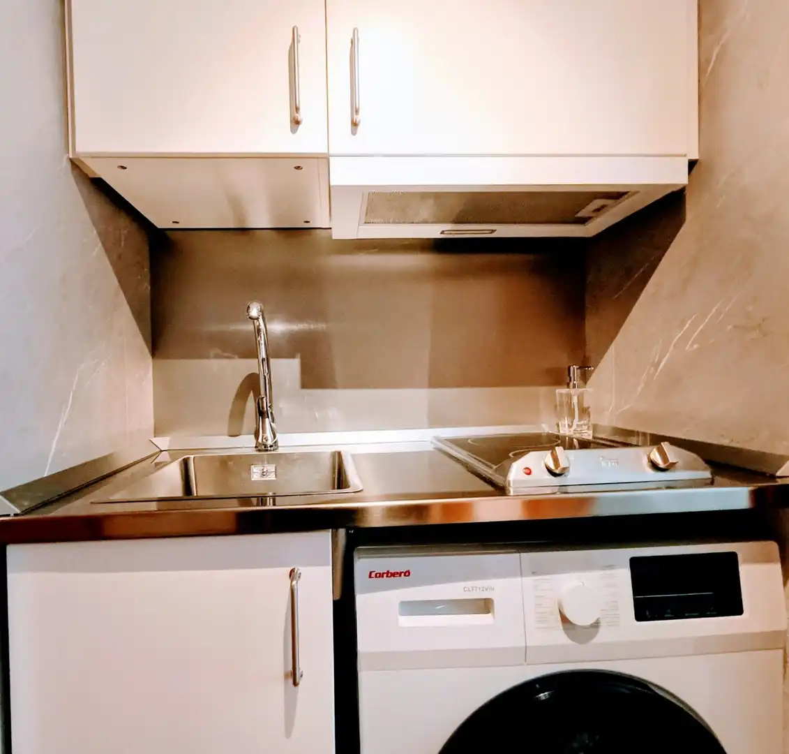 Cuina de Estudi de lloguer en Madrid amb Moblat, Rentadora i Microones