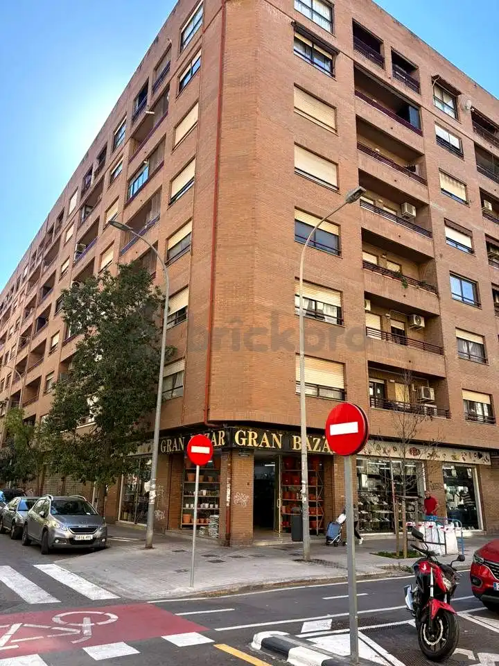 Vista exterior de Local en venta en Valencia