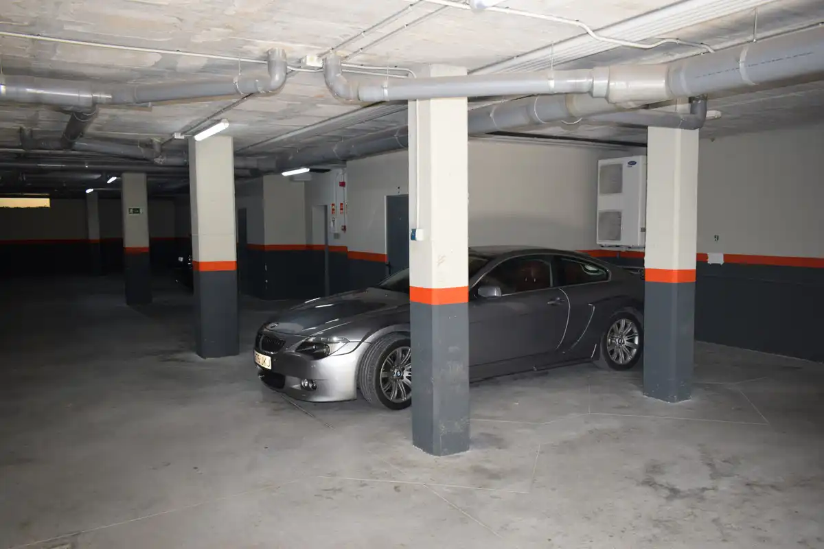 Parkplatz von Wohnungen zur Miete in Benahavís mit Klimaanlage, Möbliert und Fernseher