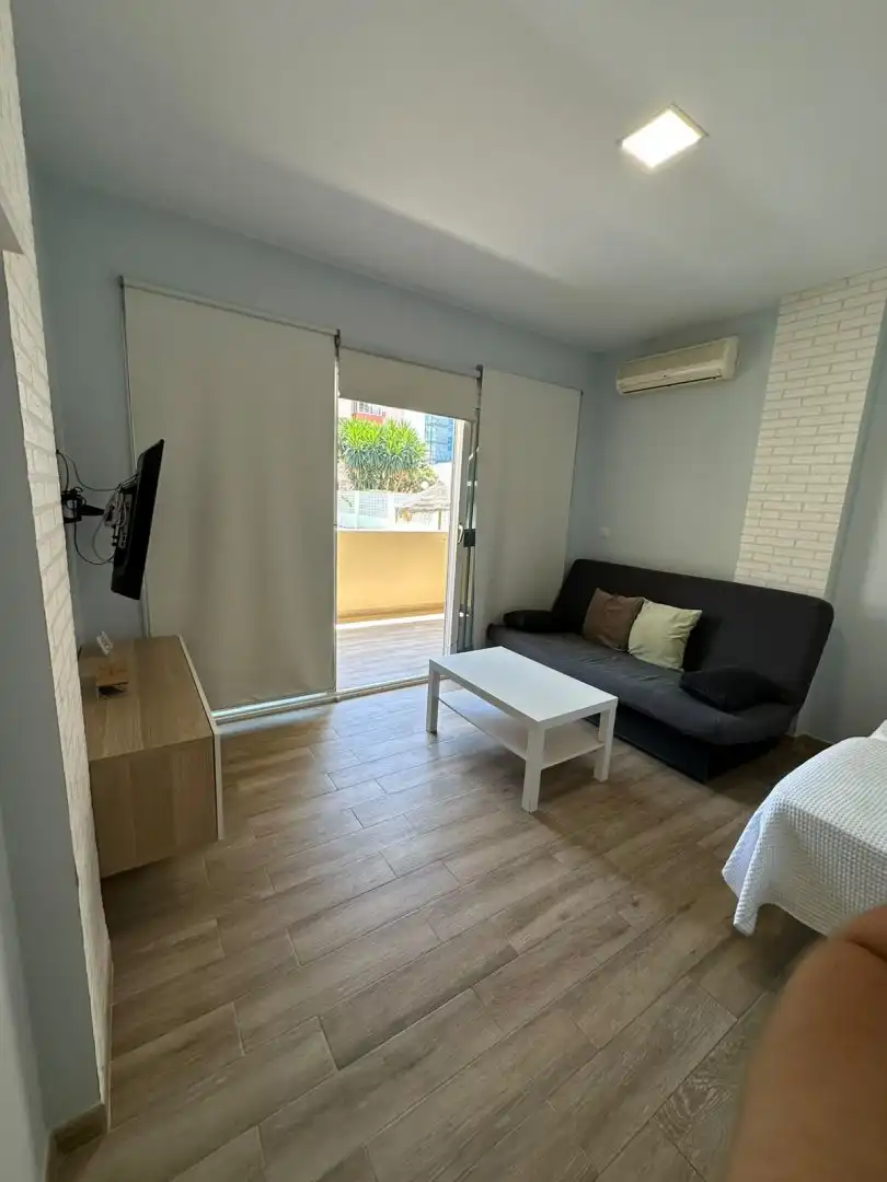 Sala d'estar de Estudi de lloguer en Torremolinos amb Aire condicionat, Terrassa i Piscina