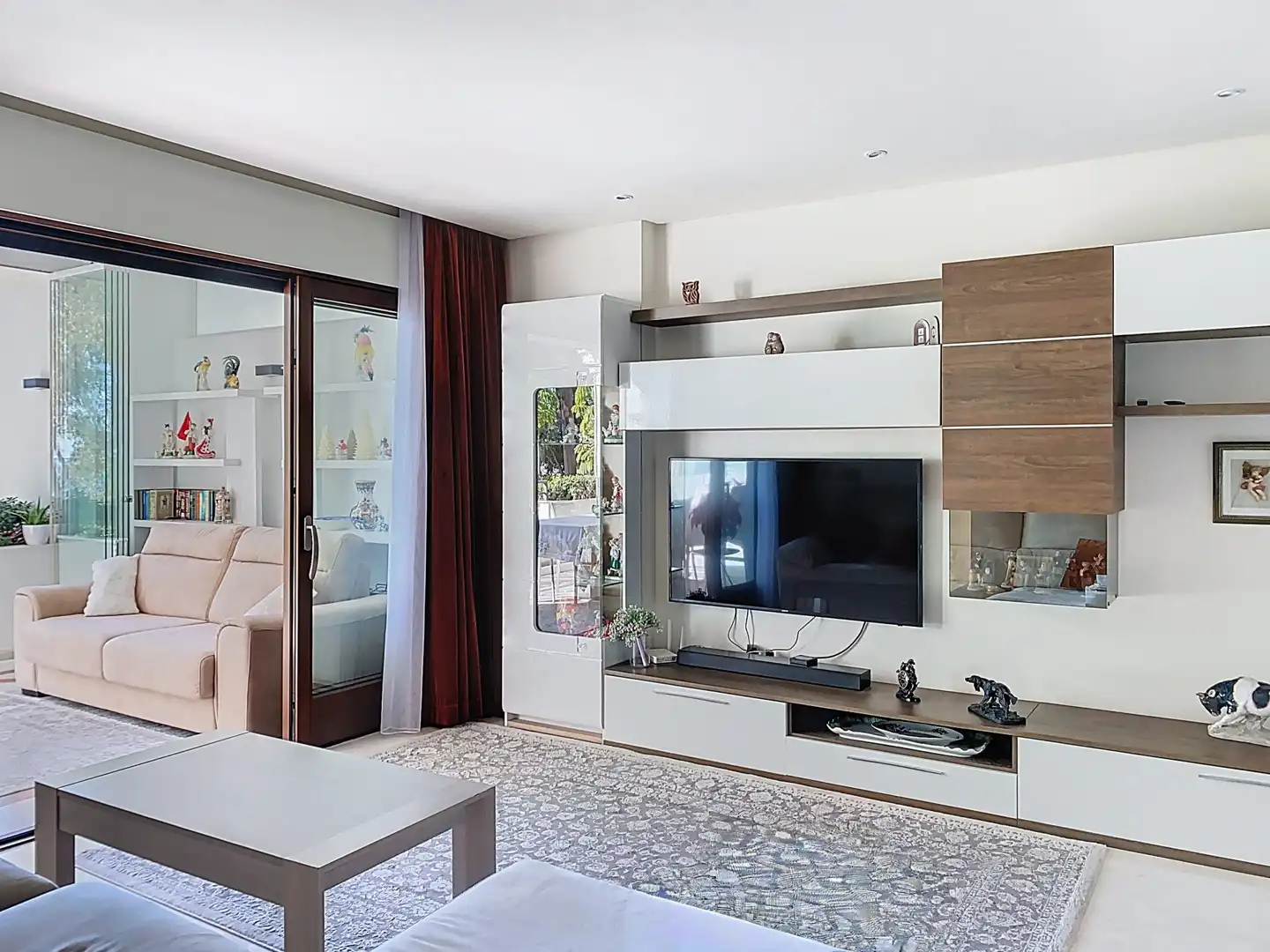 Sala d'estar de Apartament en venda en Estepona amb Aire condicionat, Terrassa i Piscina