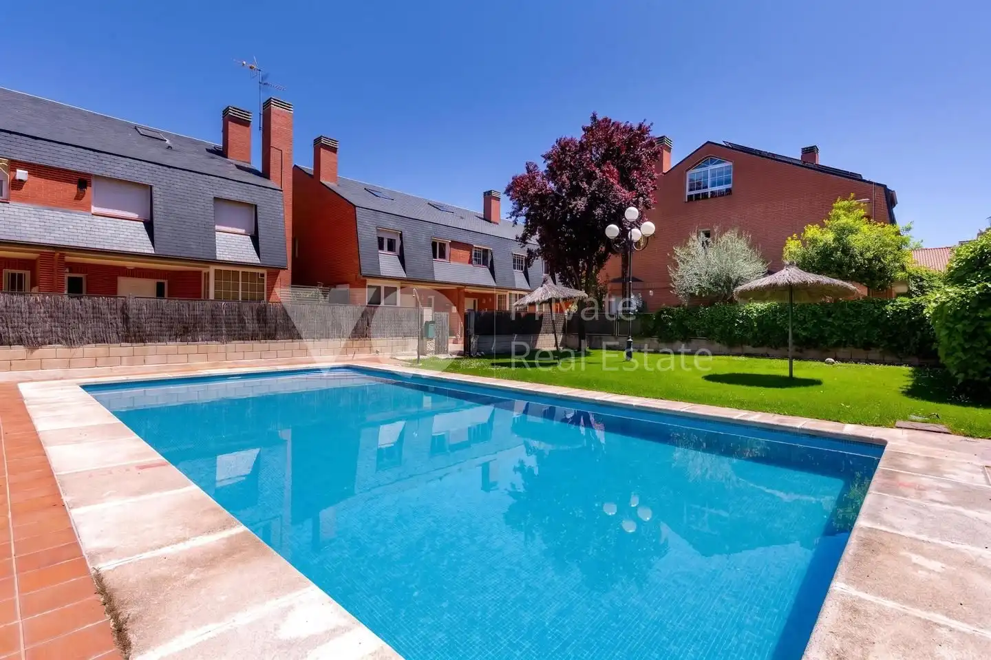 Piscina de Casa adosada en venta en Las Rozas de Madrid con Aire acondicionado, Calefacción y Jardín privado