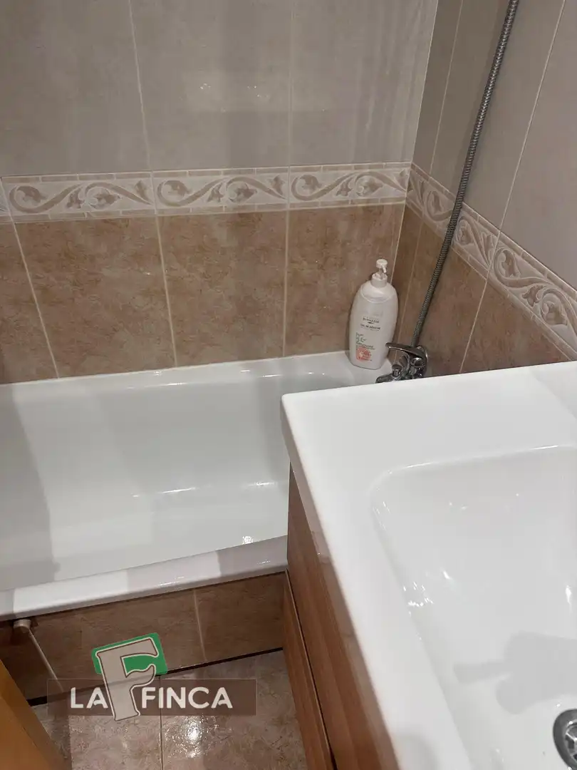 Bany de Pis en venda en Oviedo  amb Calefacció, Parquet i Traster