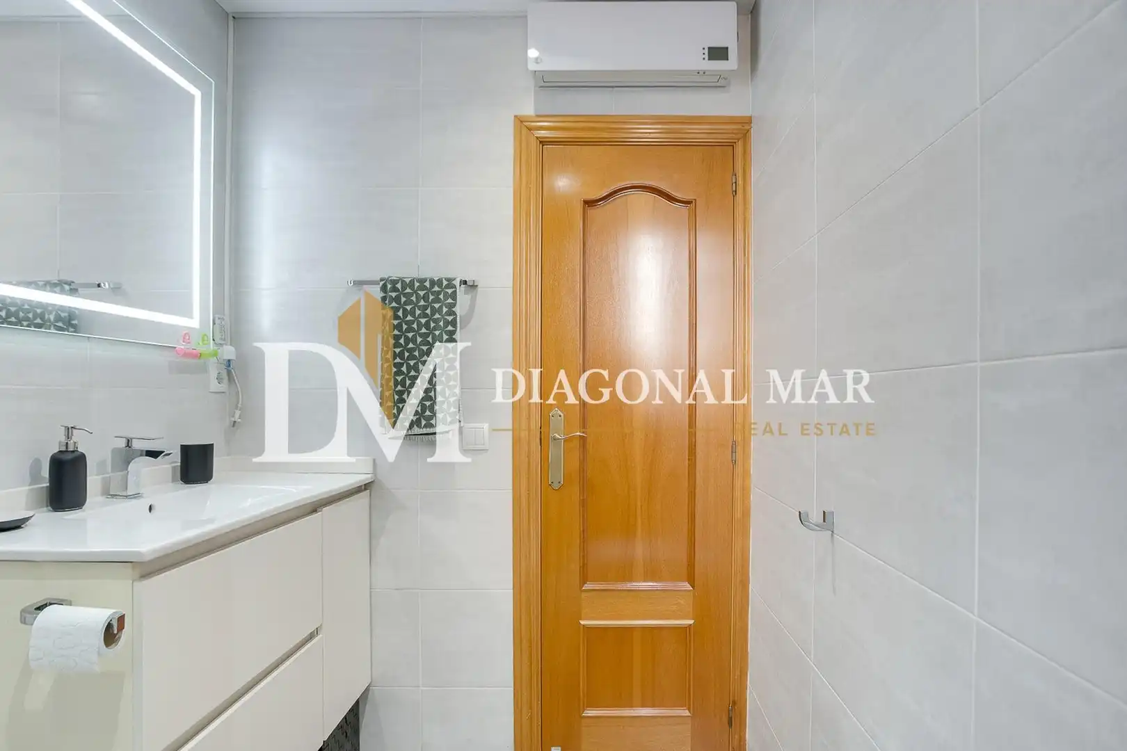 Bany de Dúplex en venda en Barcelona amb Aire condicionat i Balcó
