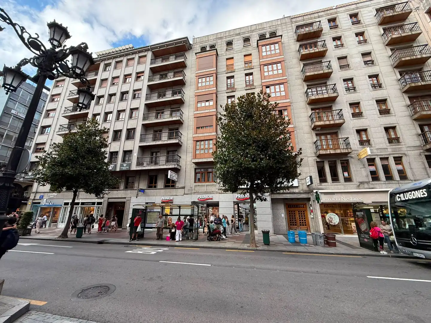Vista exterior de Oficina de alquiler en Oviedo  con Calefacción, Terraza y Amueblado
