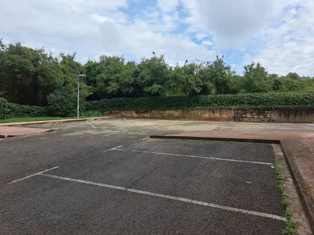 Parkplatz von Maisonette zum Verkauf in Berga mit Heizung, Parkett und Abstellraum