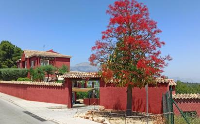 Vista exterior de Casa o xalet en venda en La Nucia amb Terrassa, Piscina i Balcó