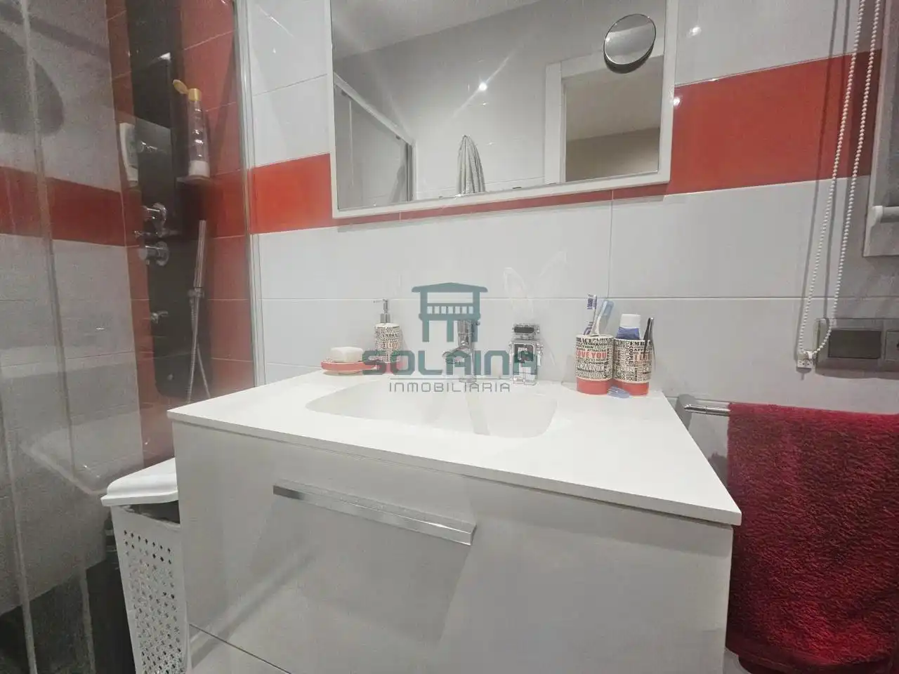 Badezimmer von Einfamilien-Reihenhaus zum Verkauf in Coles mit Heizung, Privatgarten und Möbliert