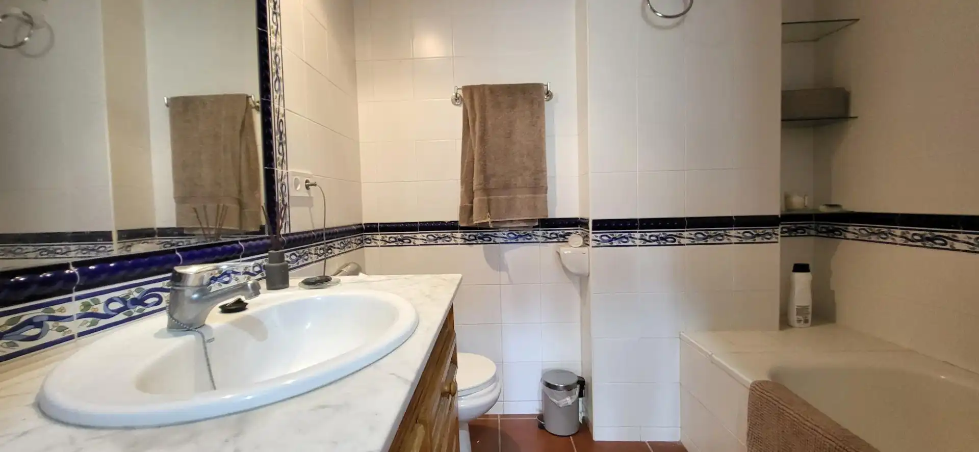 Bathroom of Flat for rent in Marbella  with Air Conditioner, Heating and Terrace