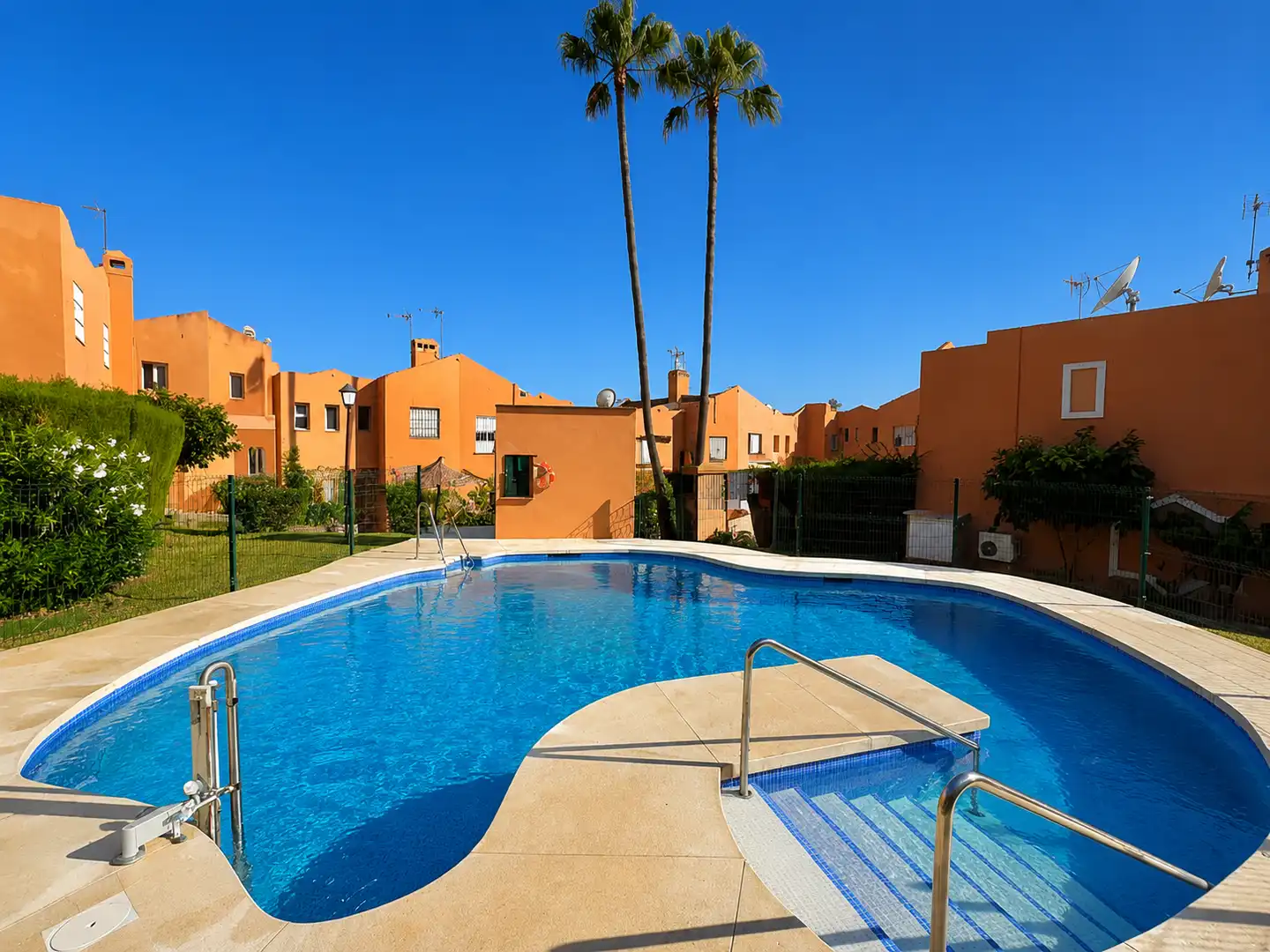 Piscina de Casa adosada en venta en Estepona con Jardín privado, Terraza y Piscina