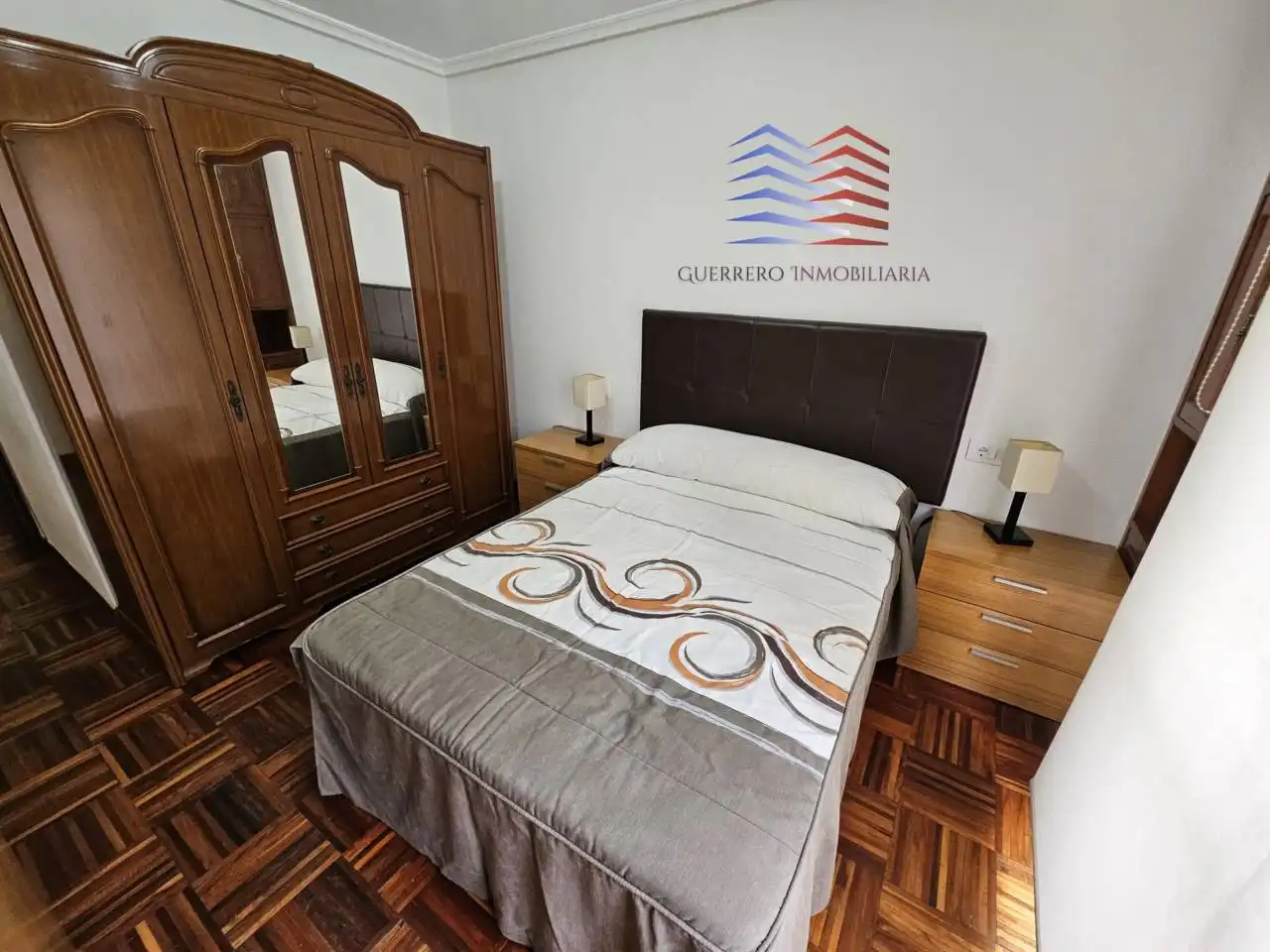 Dormitori de Apartament de lloguer en Ourense Capital  amb Calefacció, Parquet i Moblat