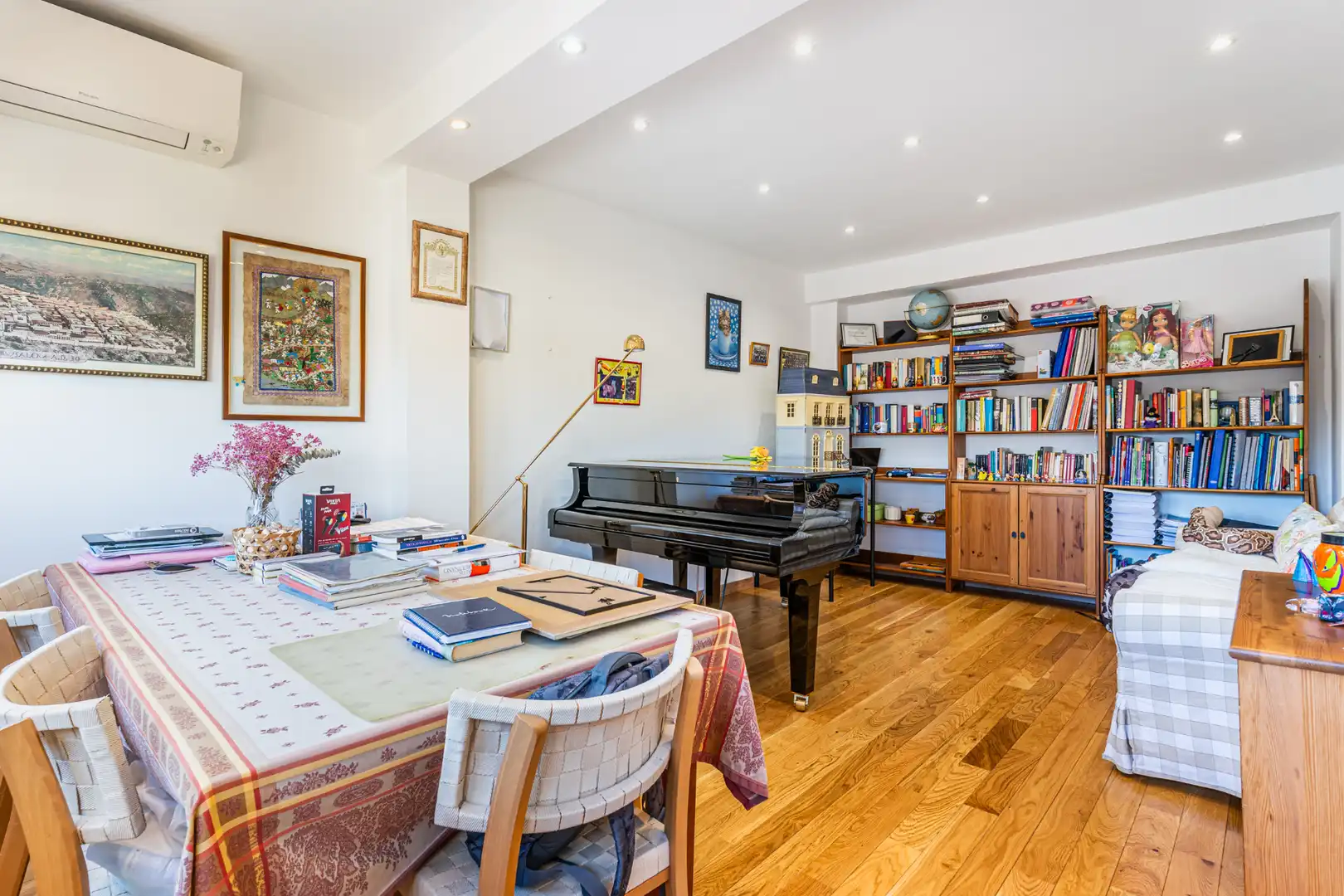 Esszimmer von Einfamilien-Reihenhaus zum Verkauf in Las Rozas de Madrid mit Klimaanlage, Heizung und Privatgarten
