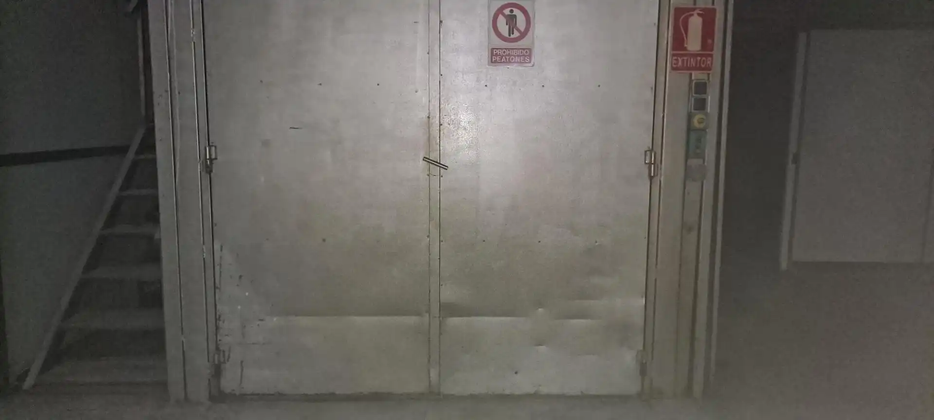 Parkplatz von Fabrikhallen zur Miete in Dosrius