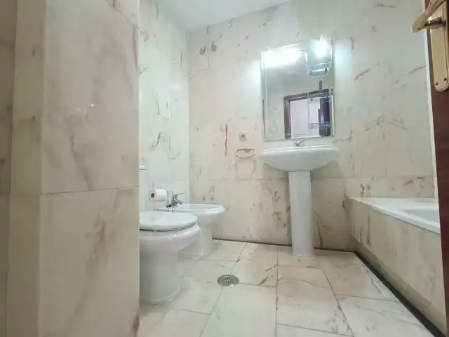 Bathroom of Flat for sale in Vigo   with Heating, Parquet flooring and Oven