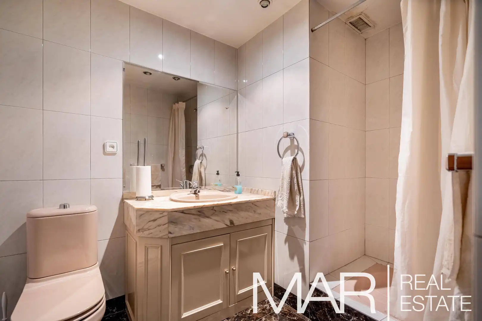 Bathroom of Office for sale in Madrid  with Storage room