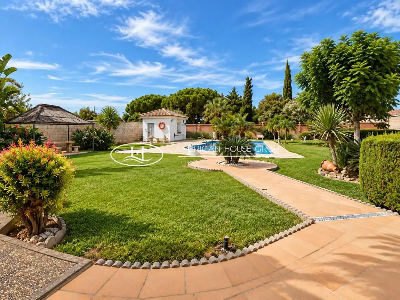 Jardí de Casa o xalet en venda en Chiclana de la Frontera amb Aire condicionat, Jardí privat i Traster