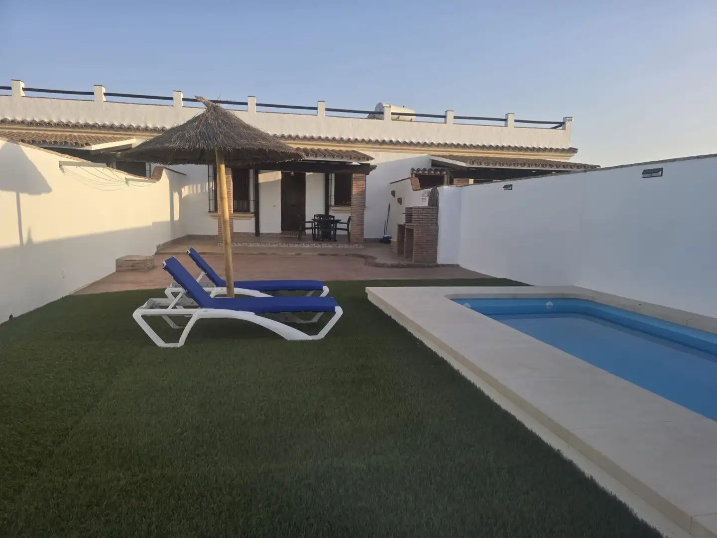 Piscina de Casa adosada de lloguer en Conil de la Frontera amb Aire condicionat, Calefacció i Jardí privat