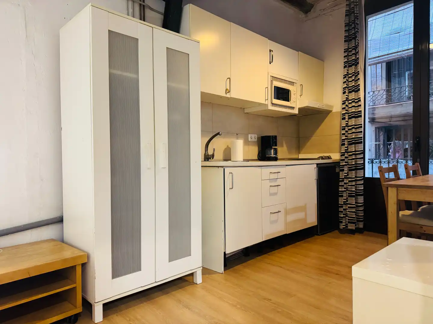 Cuina de Estudi de lloguer en Barcelona amb Aire condicionat, Parquet i Moblat