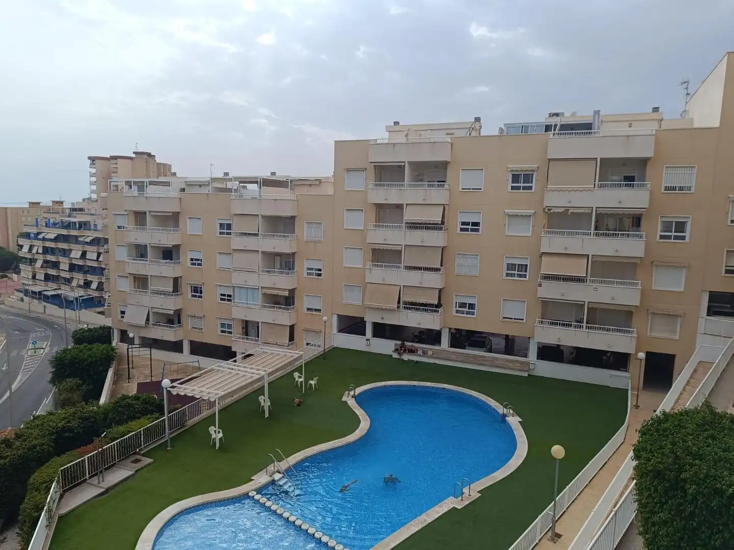 Piscina de Apartament de lloguer en Santa Pola amb Aire condicionat, Terrassa i Moblat