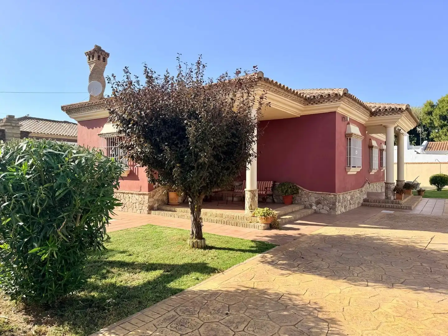 Vista exterior de Casa o chalet en venta en Chiclana de la Frontera con Jardín privado, Terraza y Piscina