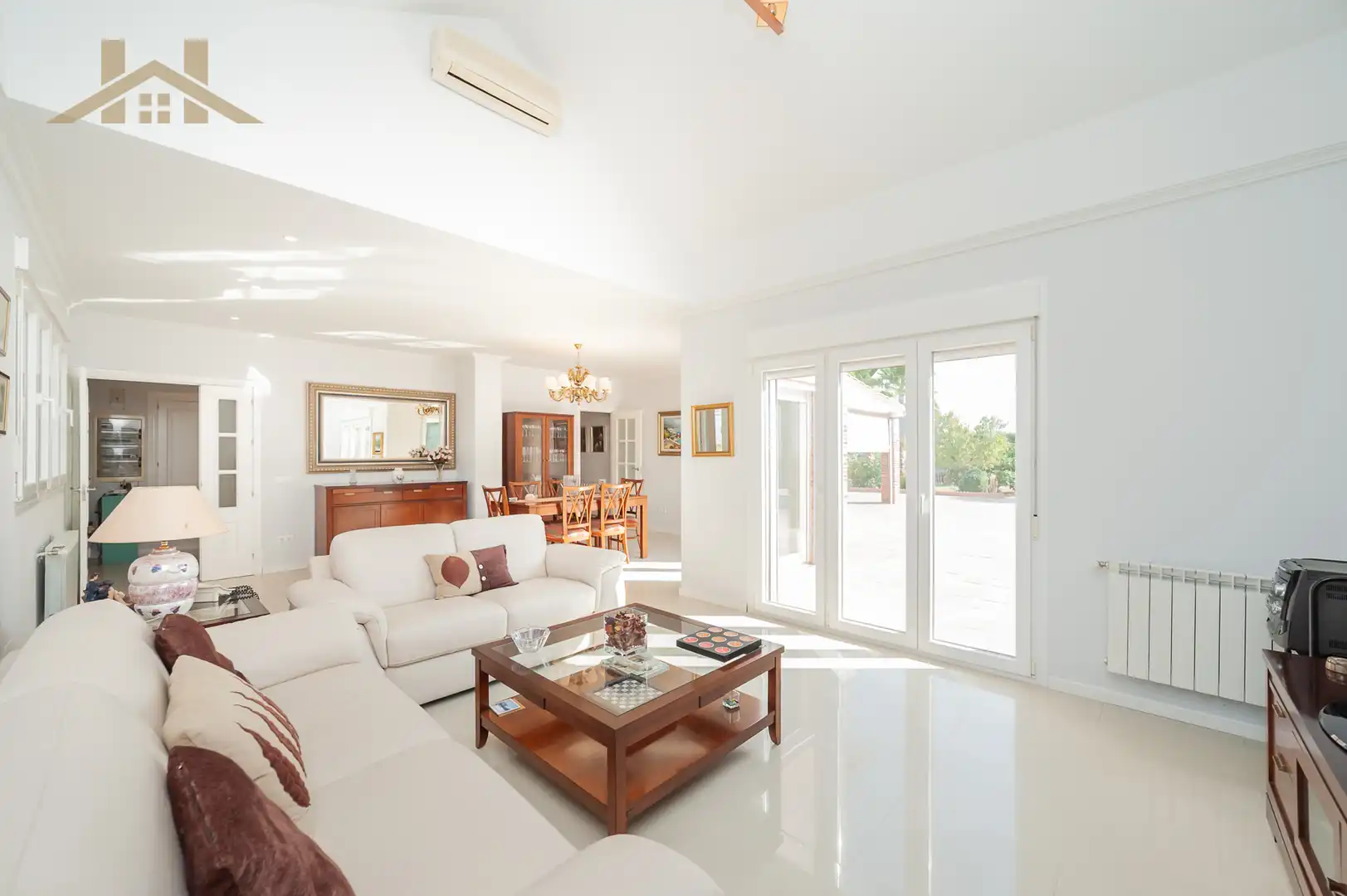 Sala d'estar de Casa o xalet en venda en Arroyomolinos (Madrid) amb Aire condicionat, Calefacció i Jardí privat