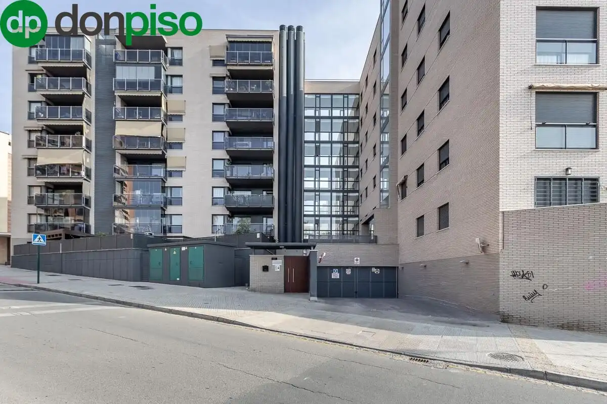 Vista exterior de Pis en venda en Granada amb Calefacció, Terrassa i Traster