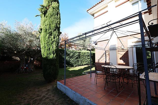 Jardí de Casa o xalet en venda en Colmenar del Arroyo amb Calefacció, Jardí privat i Terrassa