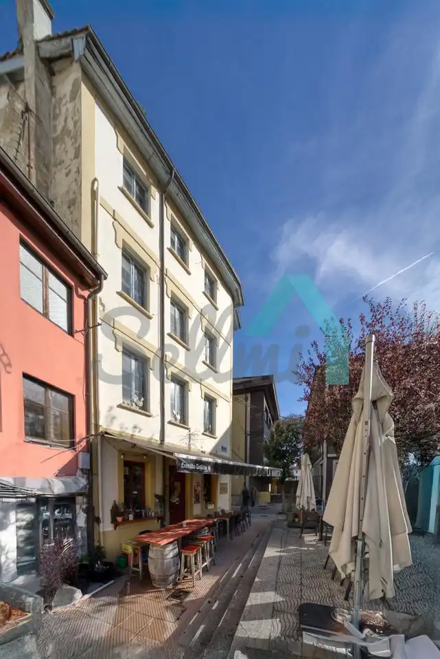 Außenansicht von Gebäude zum Verkauf in Nava
