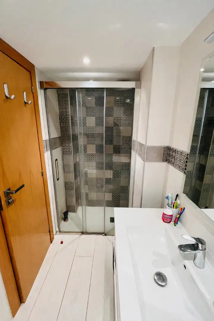 Badezimmer von Wohnung zum Verkauf in Sant Pol de Mar mit Klimaanlage, Heizung und Terrasse