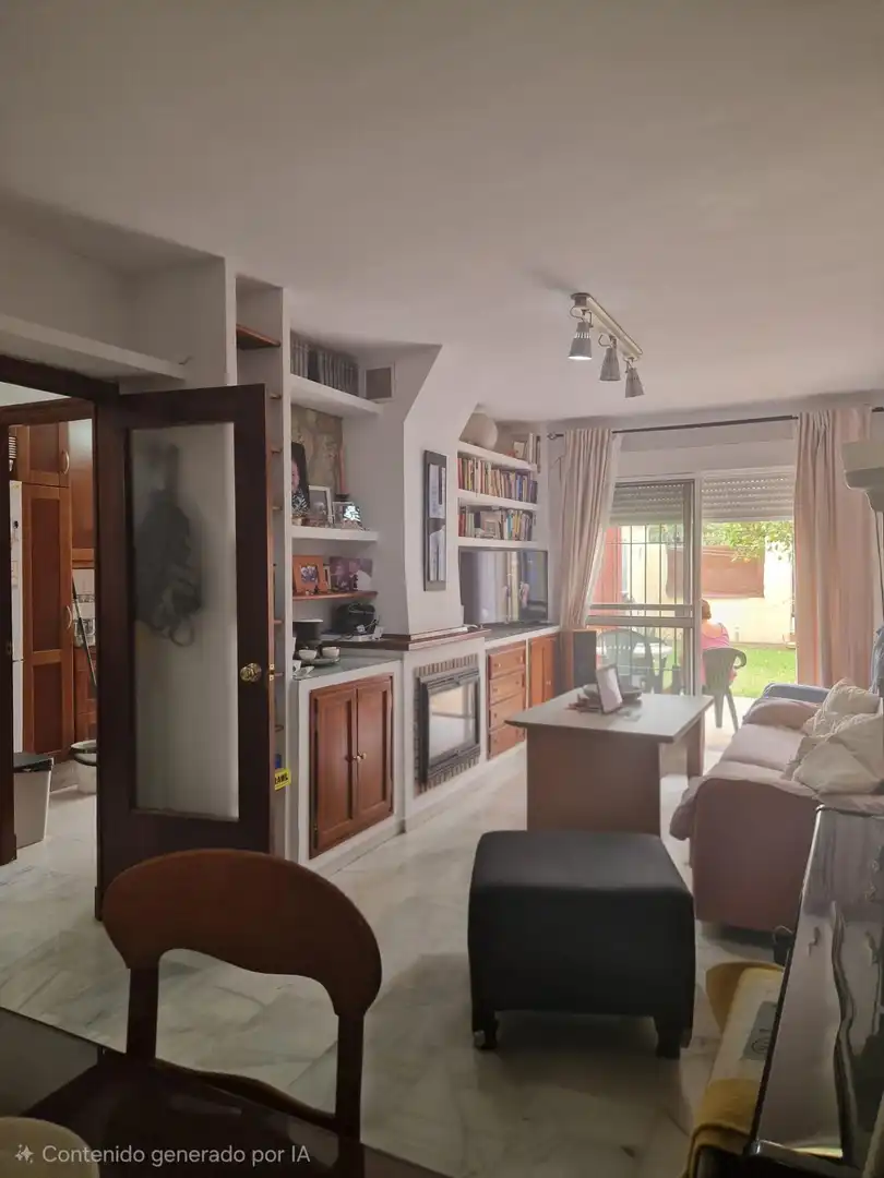 Sala d'estar de Casa adosada en venda en Puerto Real amb Aire condicionat, Jardí privat i Traster