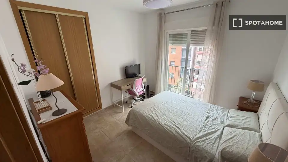 Dormitori de Apartament per a compartir en Málaga amb Aire condicionat, Terrassa i Moblat