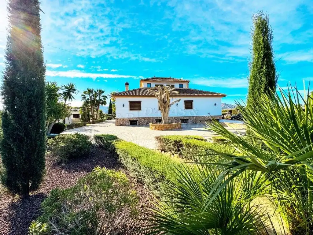 Vista exterior de Casa o xalet en venda en Orihuela amb Aire condicionat, Jardí privat i Traster