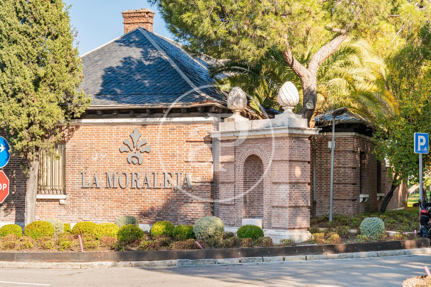 Exterior view of House or chalet for sale in La Moraleja  with Air Conditioner, Heating and Private garden