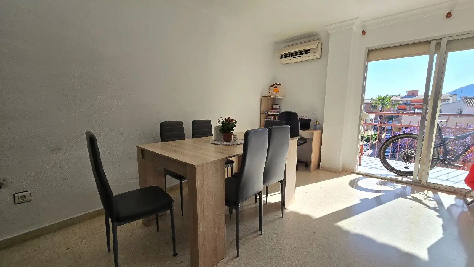 Comedor de Piso en venta en Benalmádena con Aire acondicionado, Terraza y Amueblado