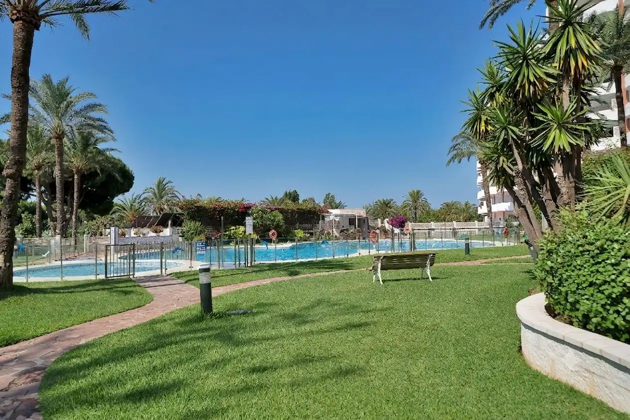 Piscina de Estudio en venta en Marbella con Aire acondicionado, Calefacción y Jardín privado