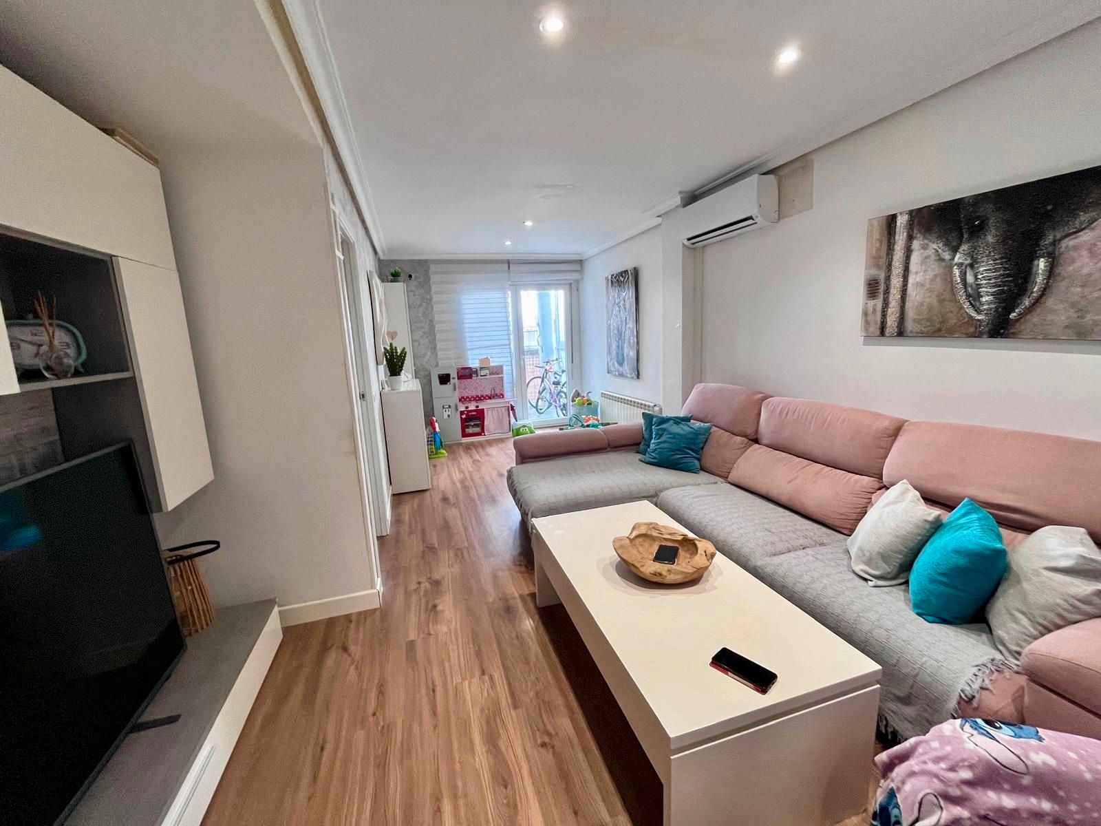 Living room of Flat for sale in  Madrid Capital  with Air Conditioner, Heating and Balcony