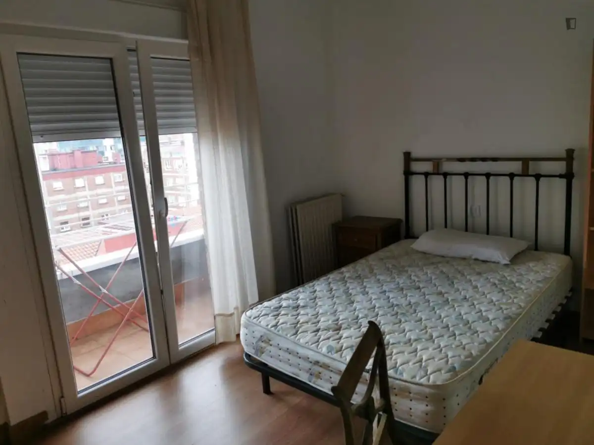 Schlafzimmer von Wohnungen zur untervermieten in Gijón  mit Heizung, Möbliert und Waschmaschine