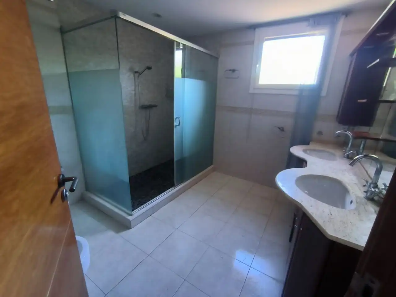 Baño de Casa o chalet en venta en Vilanova i la Geltrú con Aire acondicionado, Calefacción y Jardín privado