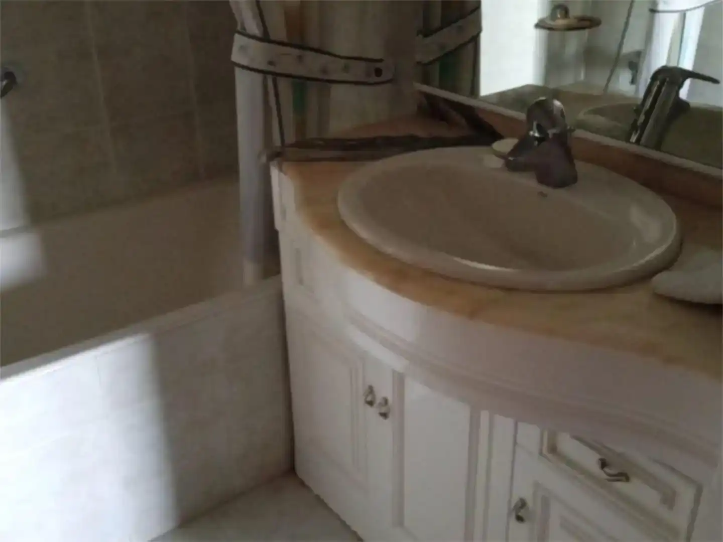 Baño de Piso de alquiler en Madrid con Jardín privado, Parquet y Piscina