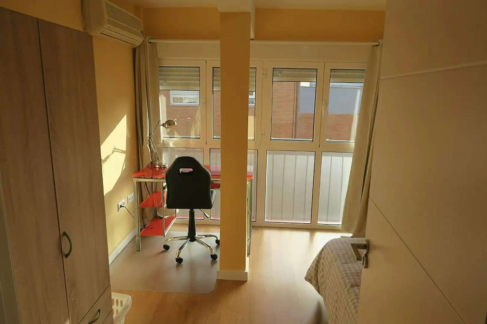 Bedroom of Flat for share in  Sevilla Capital  with Air Conditioner, Heating and Furnished