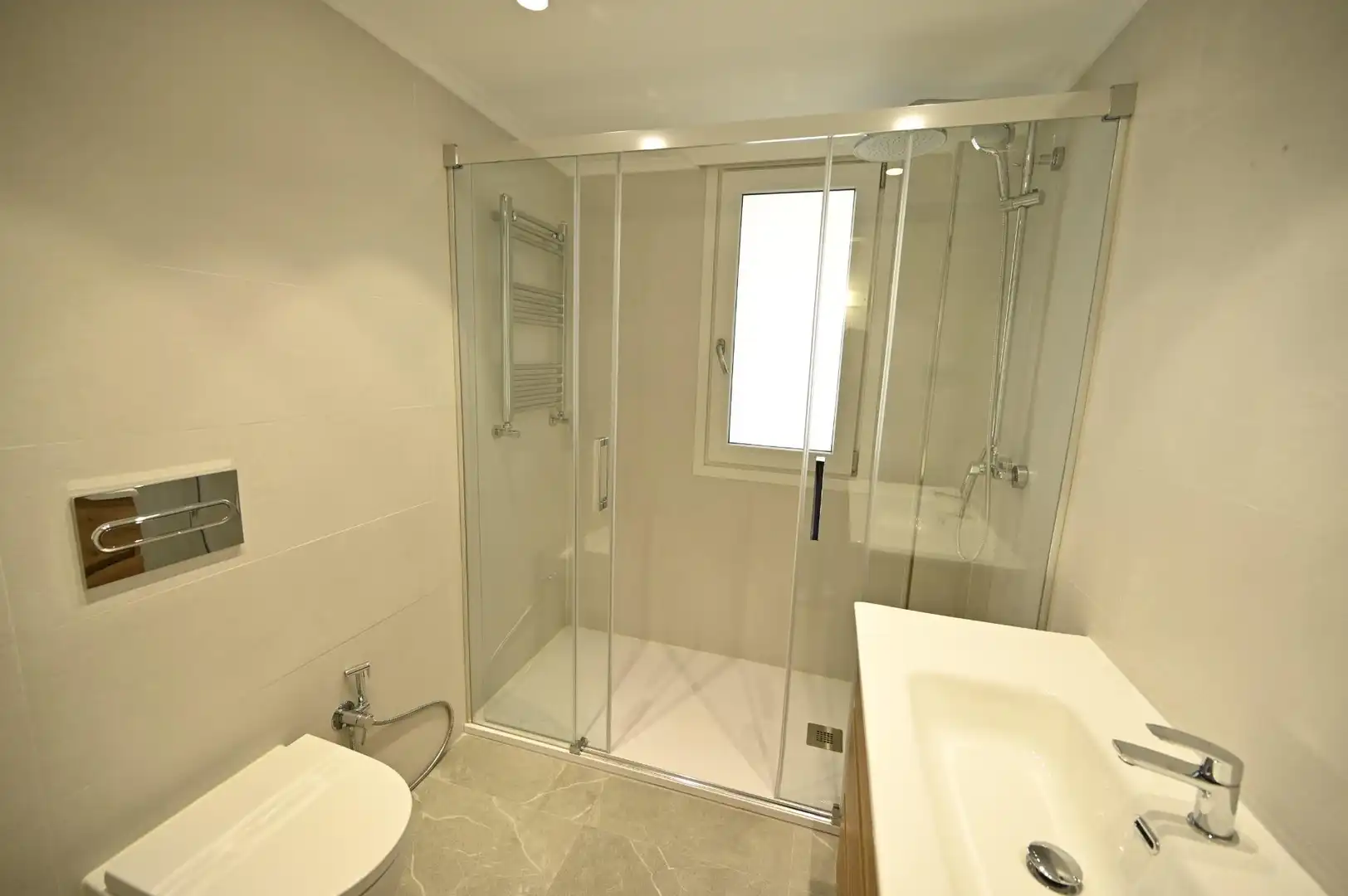 Baño de Casa adosada en venta en Loiu con Aire acondicionado, Calefacción y Jardín privado
